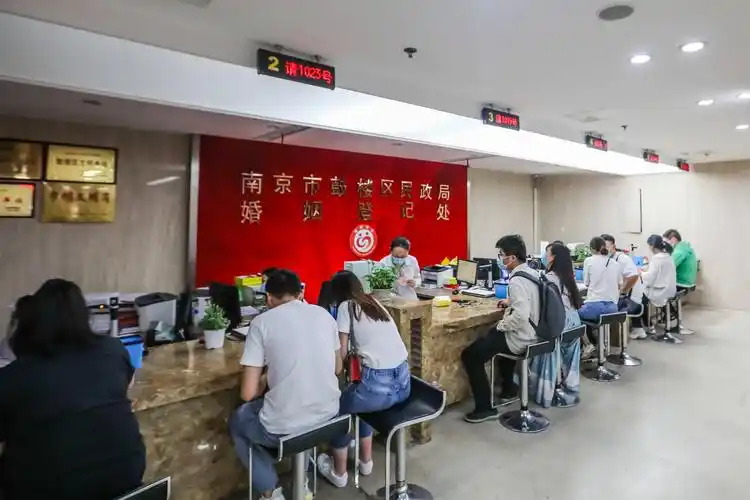 鼓楼区民政局婚姻登记处大厅内,新人有序办理婚姻登记.