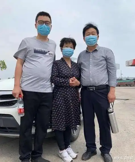 郭威和舅舅合照曝光,网友:基因遗传够强大,与杜新枝的酸奶无关