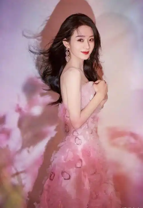 赵丽颖出席盛典造型,一袭粉色爱心礼裙,花朵光影映衬曼妙身姿