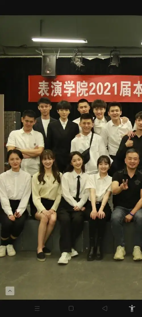 王俊凯的高中毕业照#  来看学生时期的王俊凯  从幼稚园小朋友到大学