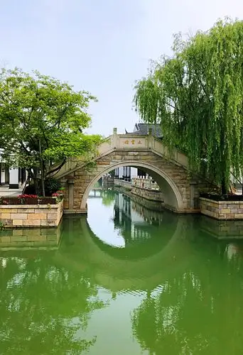 河水清澈.小桥流水.好一派江南风光!