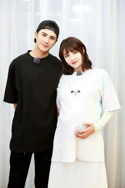 节目中,姜潮早早的做好了孕期功课,虽然没能第一时间护送老婆前往幸孕