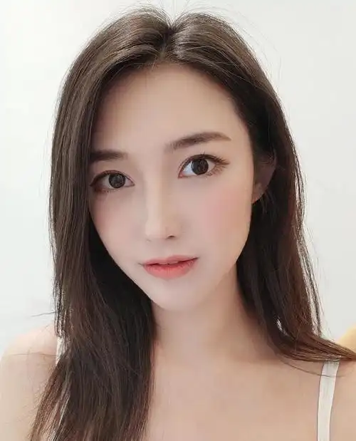 每一个女孩子都想拥有一个平滑白皙的皮肤,每天早上和晚上爱美的女孩