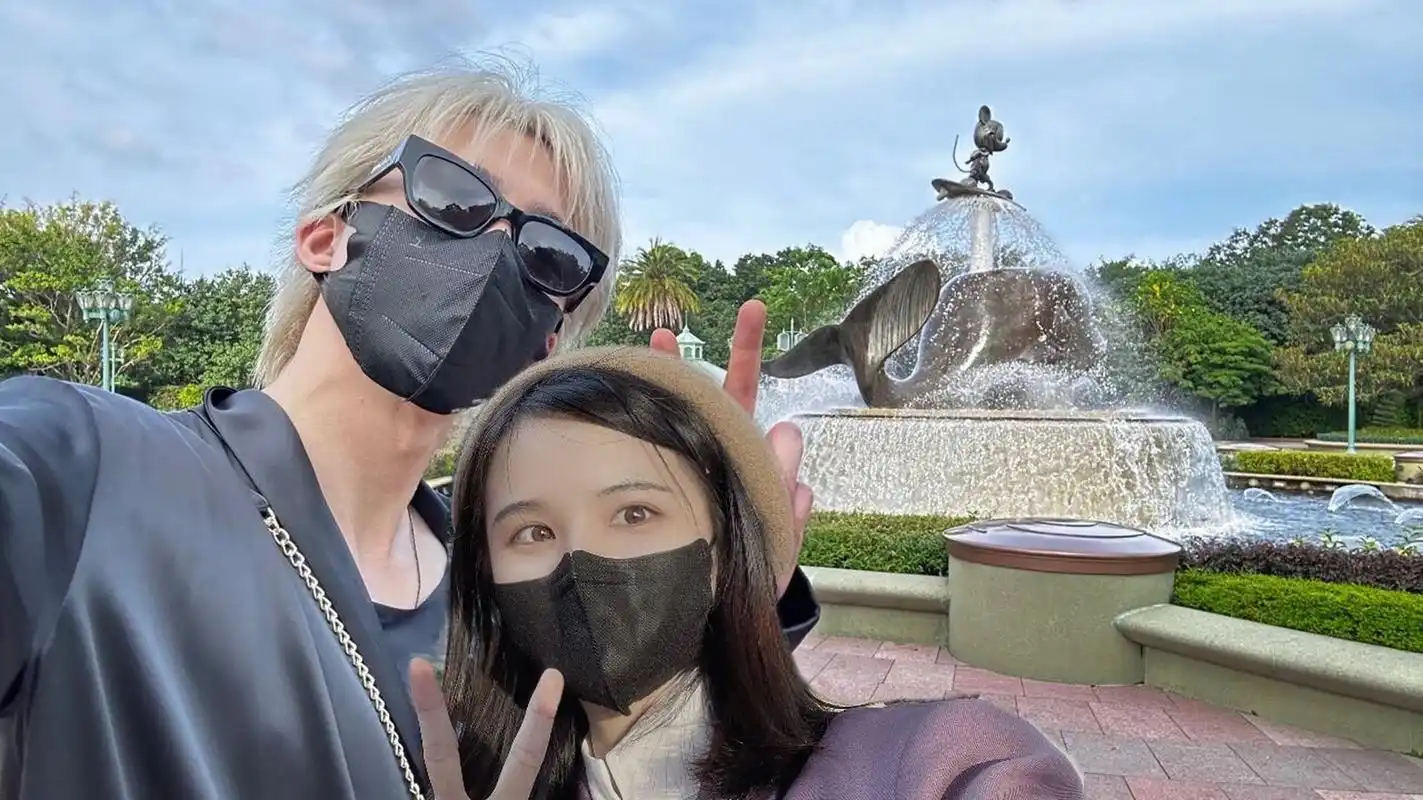 刘宇宁圈外女友曝光!同游迪士尼! (玩梗勿当真)