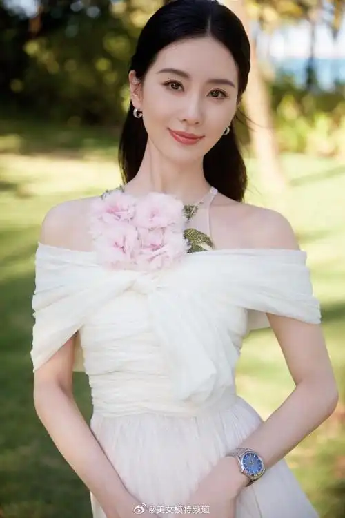 刘诗诗最新写真大片释出素雅白裙秀肩颈线条气质温柔