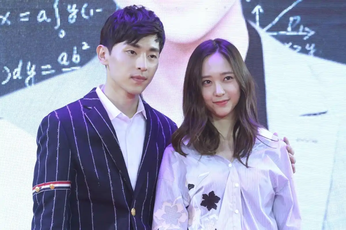 《毕业季》开机发布会上的邓伦 郑秀晶