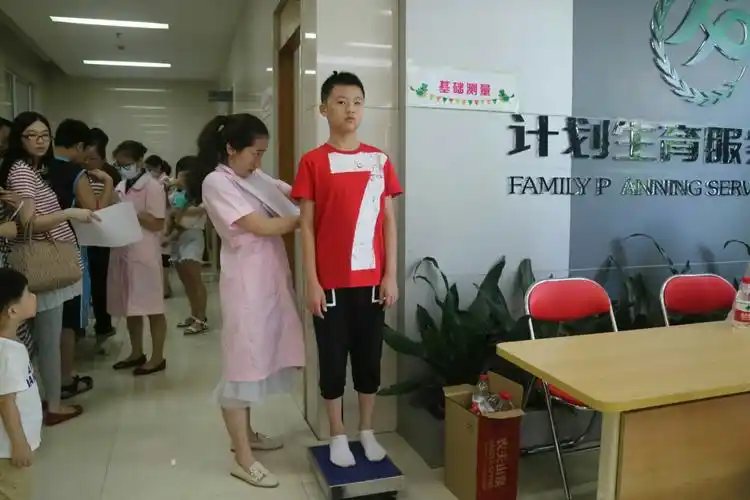 基础测量处:医生正在给参检孩子测量身高体重及生长发育情况