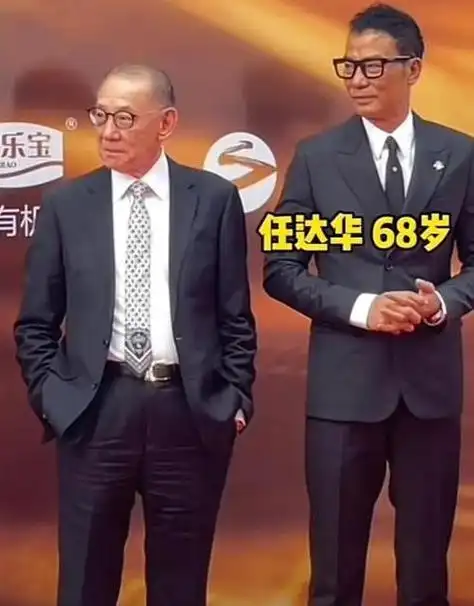 68岁的任达华站在英皇影业负责人杨守诚身边.