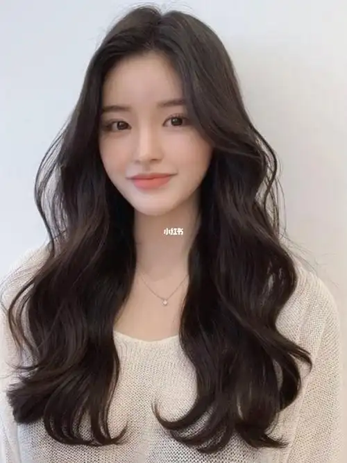 长发女生必备的温柔法式烫发～整体发型活力感十足,一点也不显老气!