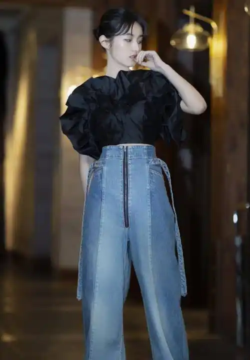 张子枫变了个模样,更加有女人气质感了,马尾辫搭衬衫都那么好看_感觉