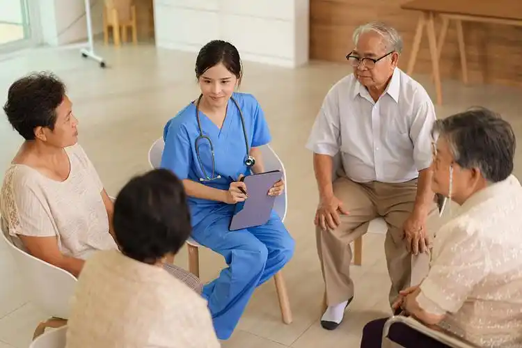 年轻的亚洲女护士为老人提供健康咨询.概念养老院护理.图片下载