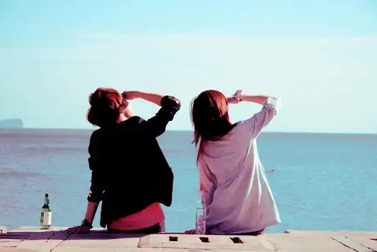 我想要几张情侣照,面朝大海和夕阳,但只看得到两个人的背面,最好是坐