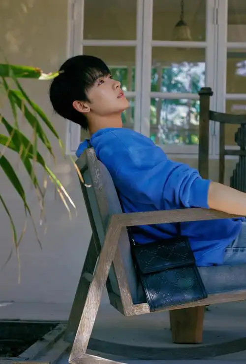 黄俊捷蓝色卫衣少年感写真图片36