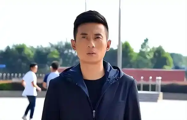 都会让他代表学校参加,后来徐洪浩就进入到了南京军区前线话剧团