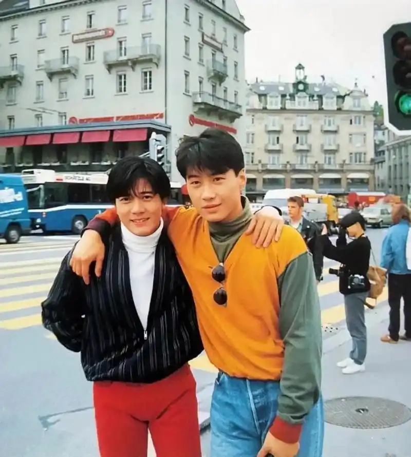 1991年,黎明和郭富城在瑞士为"港姐"大赛拍摄宣传片时合影留念.