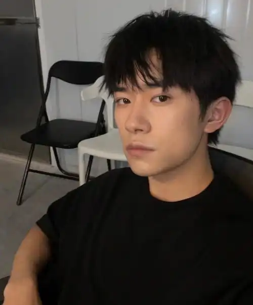 易烊千玺晒自拍照皮肤黝黑男人味十足网友玺洋洋变沸羊羊