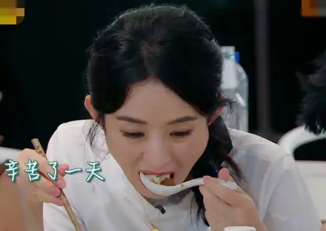 赵丽颖带着口红吃饭,还一直舔嘴,吃完后再看口红:怎么做到的?