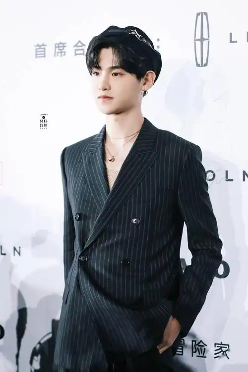 黄明昊昨日出席费加罗风尚盛典新生代歌手获年度风尚星光魅力奖