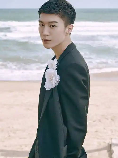 范丞丞寸头撩人.范丞丞气场全开.范丞丞侧颜精致.范丞丞阳光少年.