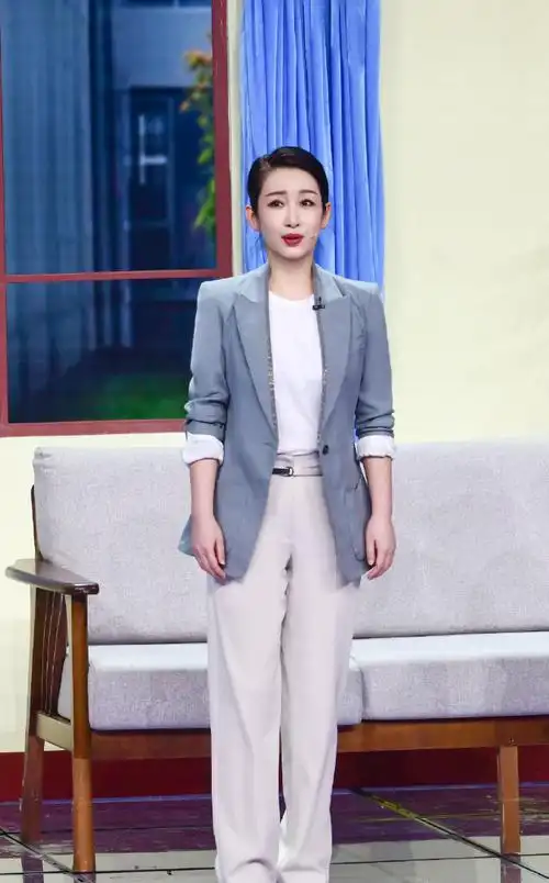 凤凰网时尚星装全解析#秦海璐超话亮相央视牛年春晚表演小品《大扫除