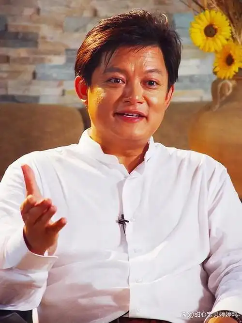 知名歌唱家莫华伦二婚,小30岁妻子爱晒身材,穿超短裙差点走光