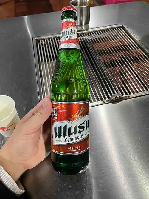 大口吃肉大口喝酒乌苏啤酒