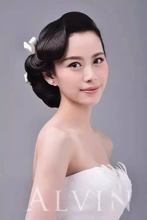 手推波纹新娘发型,将时尚气质演绎到极致