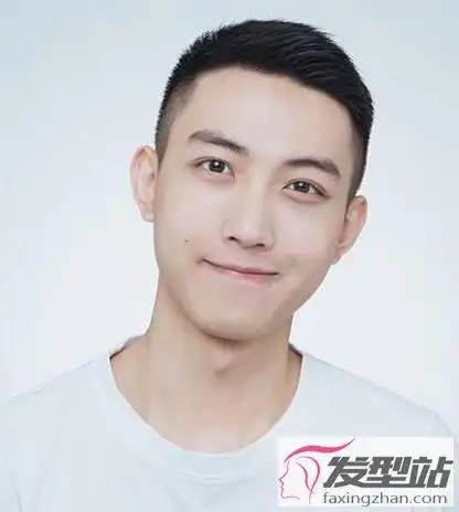 露额短发 露额设计清爽利落,很适合圆脸男生,呈现出帅气立体的五官