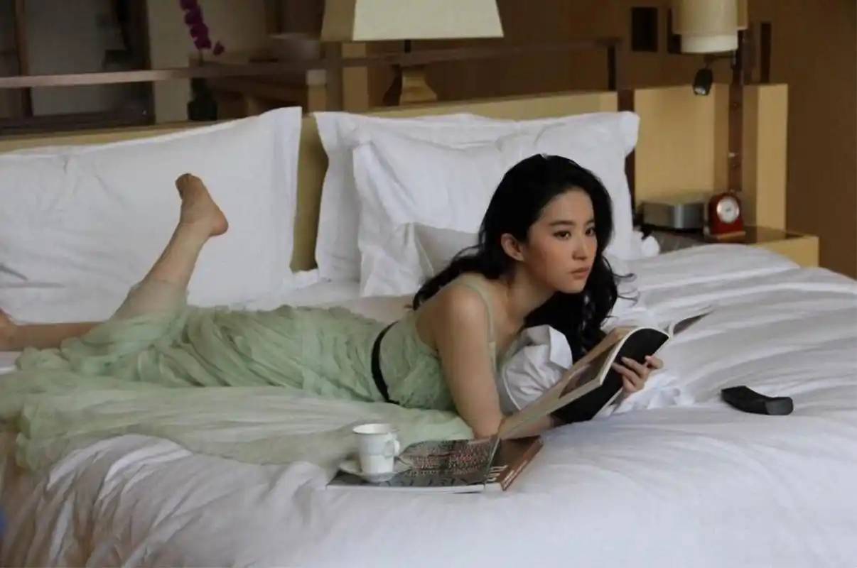 刘亦菲跷脚 有没有喜欢这个姿势的?可以收图了