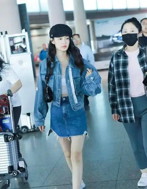 李沁夏季穿搭的清新感,增添了潮流魅力,穿着时尚大气_西装_背心_裙子