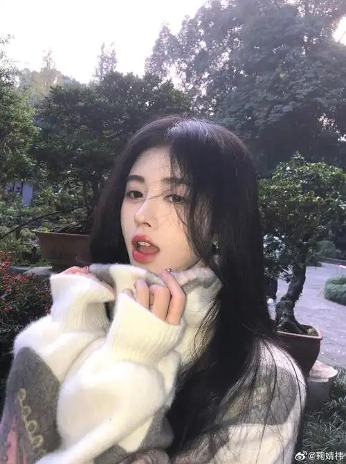 鞠婧祎穿白毛衣清纯可人双手捧脸卖萌