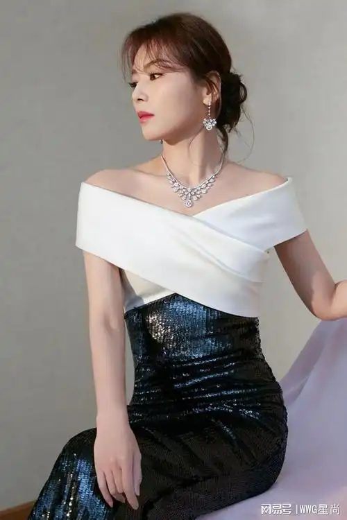 刘涛身着stjohn黑白拼色连衣裙出席2021国剧盛典