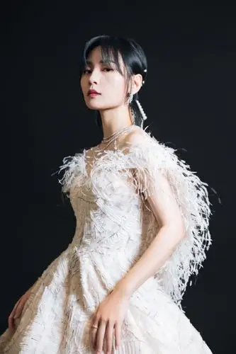 周笔畅白色羽毛礼裙性感写真