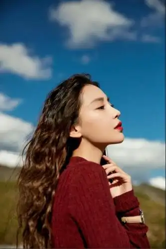 旅行照范本!杨颖公路照似大片 阳光下侧颜精致好看