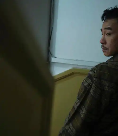 陈小春的侧脸照,这张照片中,小春哥的侧脸看起来有些自然老去的样子了