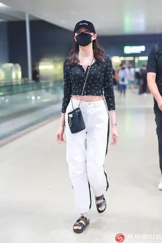 一周明星街拍精选!陈都灵化身迪士尼在逃公主,关晓彤玩转懒汉风