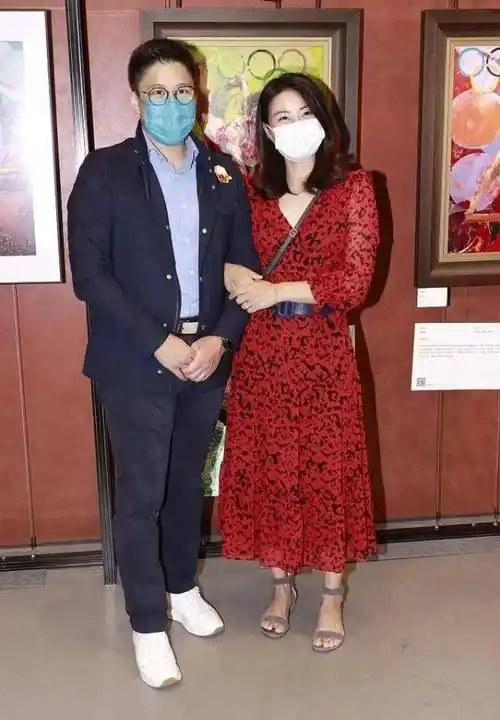 41岁郭晶晶出席香港女子聚会,打扮朴素仍瞩目,气质是刻在骨子的