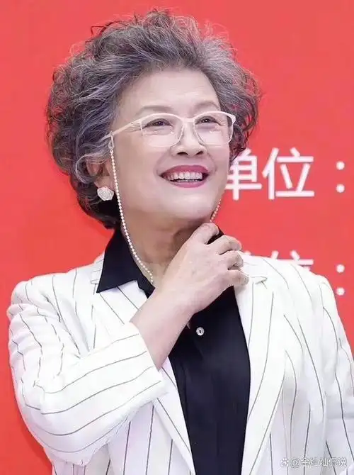 被叶童宋春丽惊艳到了白发不染裙不上膝却个个优雅又洋气