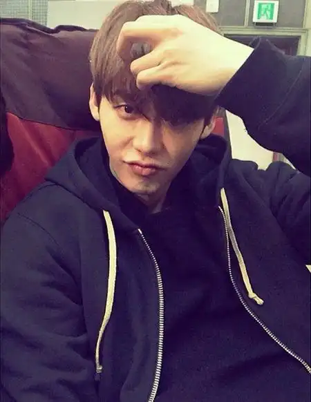 李钟硕晒自拍送祝福嘟嘴呆萌可爱图