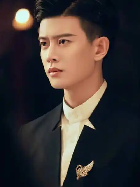 任嘉伦说今晚请君相见#国超的新剧请君今晚开播啦这背头造型有够帅