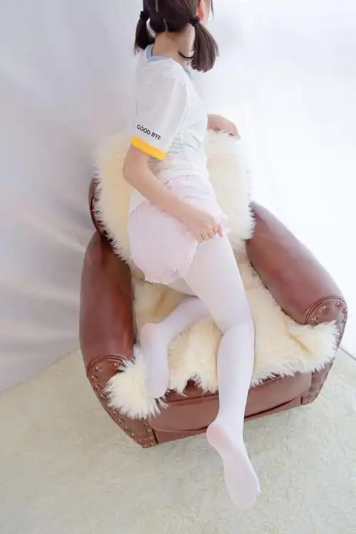 美腿控图r15-015 白丝萝莉玩桶装水 – 桃知互联