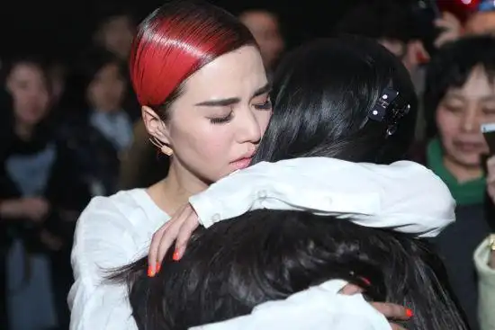 谭维维拥抱伦敦版发布拥抱温暖世界