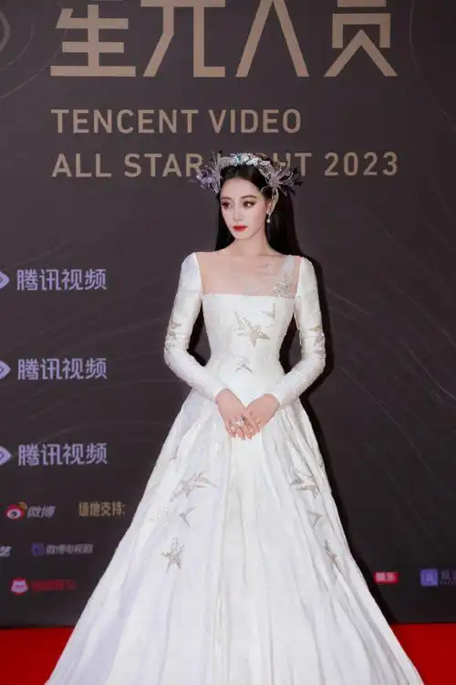 迪丽热巴超话99#腾讯视频星光大赏#定格今日限定红毯,聚焦光影,小迪