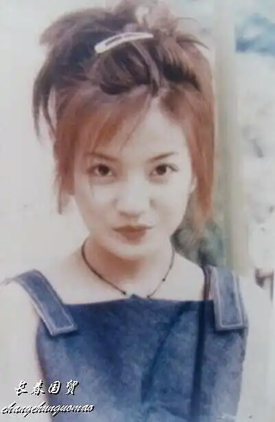 网易娱乐5月2日报道近日,据长春国贸报道,一组赵薇早期拍摄的照片被翻