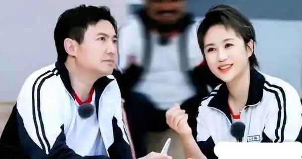 很明显,沈腾和马丽只是借位,但沈腾老婆也依旧不依不饶,直接对沈腾说