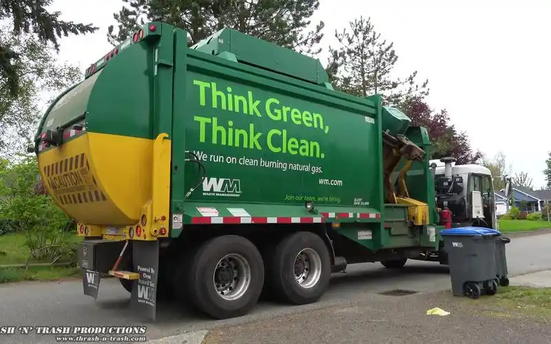 绿油油的垃圾车mcneilusmagarbagetruck