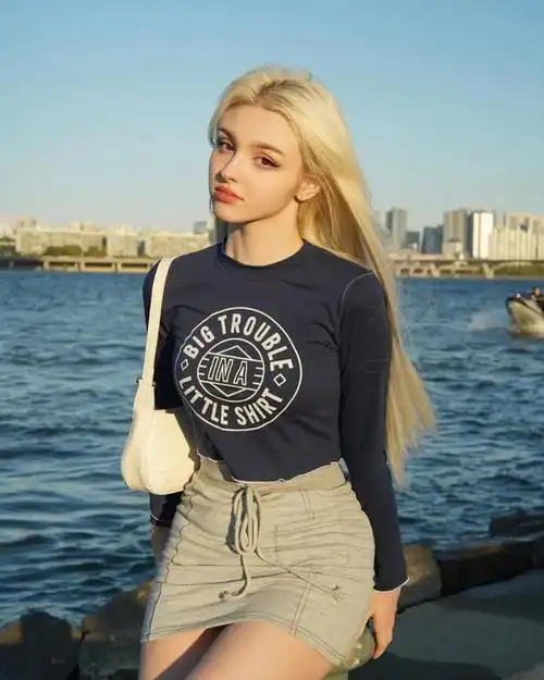 今天介绍的是美女来自乌兹别克斯坦,目前定居韩国,ins上id为elina_4