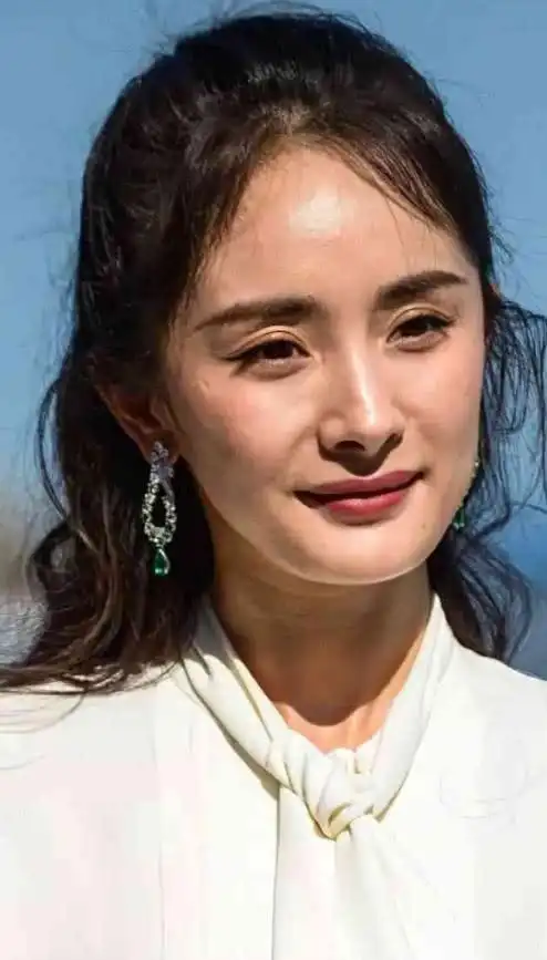 杨幂亮相电影节,原图丑照吓哭隔壁小孩,网友:这不是真的杨幂!