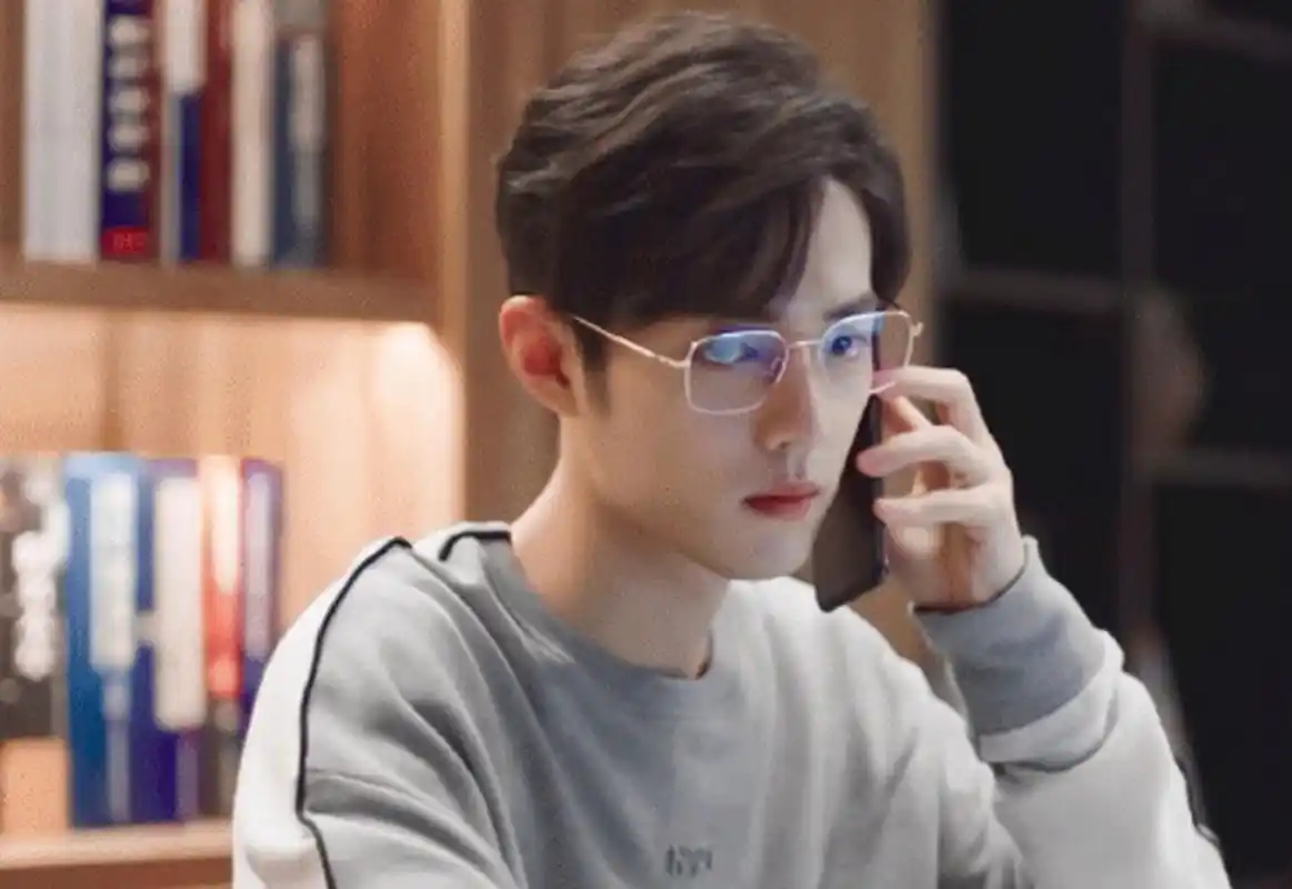 肖战和金丝眼镜的适配度好高