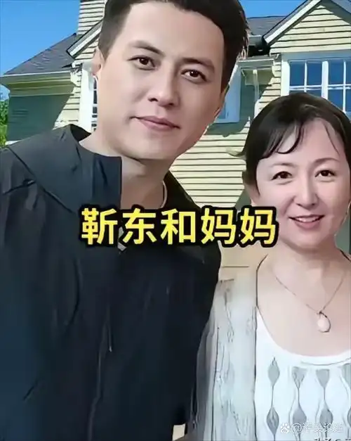 和妈妈在一起,原来妈妈这么年轻漂亮,靳东老师与妈妈在别墅外的合影真